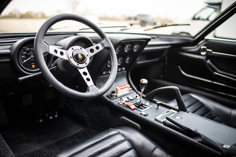 Bên cạnh đó, thông qua một đại lý chính thức của Lamborghini, chương trình Polo Storico cũng cung cấp phụ tùng chính hãng để việc phục chế diễn ra hoàn hảo nhất. Đặc biệt hơn, chỉ có 6 chiếc Miura trên toàn thế giới có màu sơn ngoại thất Azzurro Mexico. 