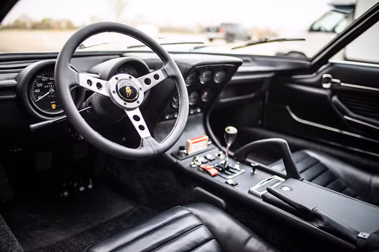 Bên cạnh đó, thông qua một đại lý chính thức của Lamborghini, chương trình Polo Storico cũng cung cấp phụ tùng chính hãng để việc phục chế diễn ra hoàn hảo nhất. Đặc biệt hơn, chỉ có 6 chiếc Miura trên toàn thế giới có màu sơn ngoại thất Azzurro Mexico. 