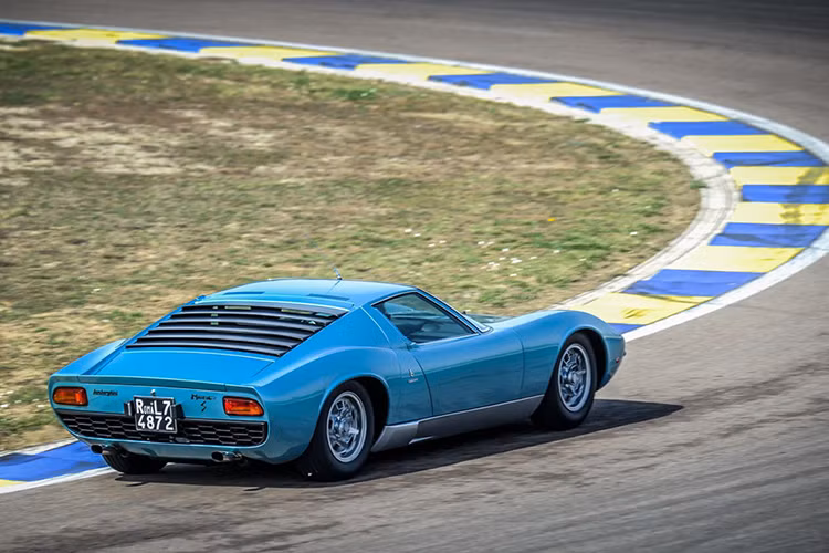 Siêu xe Lamborghini Miura P400 S trang bị động cơ V12 4.0L, có công suất 365 mã lực tại 7.700 vòng/phút, mô-men xoắn cực đại 388 Nm tại 5.500 vòng/phút, đi kèm với hộp số sàn 5 cấp.