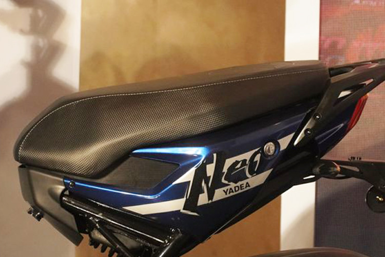 Theo Yadea, điểm đáng chú ý là ắc quy của Xmen Neo là dòng ắc quy sử dụng vật liệu siêu dẫn Graphene cho tuổi thọ lên tới 5 năm với 1.300 lần sạc, cao hơn 3-4 lần so với các loại ắc quy hiện hành chỉ khoảng 250 - 300 lần sạc (tương đương tuổi thọ chỉ từ 1 đến 1,5 năm).