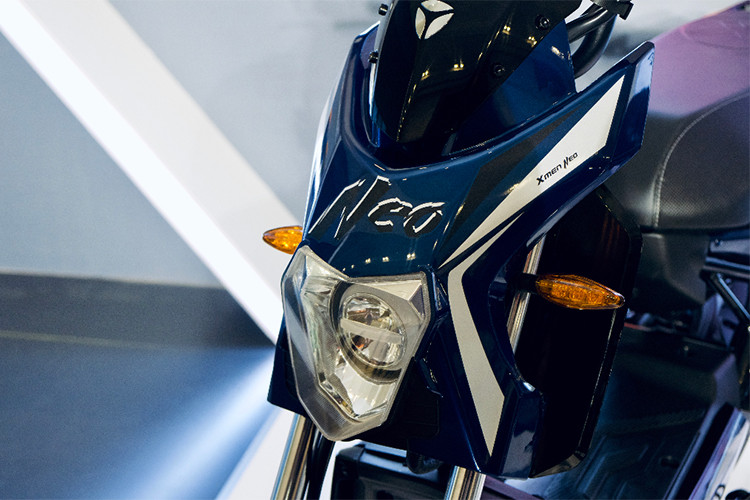 Toàn bộ hệ thống đèn trên xe đều là dạng LED cao cấp, được điều chỉnh độ sáng và nhiệt độ màu tối ưu mang tới độ phủ sáng rộng, tạo sự thoải mái cho người đối diện, đồng thời đảm bảo khả năng tiết kiệm năng lượng.