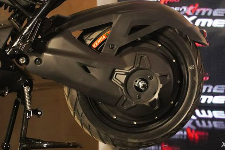 Xmen Neo được nâng cấp nhiều chi tiết, bao gồm vành 12 inch đi kèm lốp không xăm, phuộc giảm xóc cao cấp, toàn thân xe đạt tiêu chuẩn chống nước IPX6, và đặc biệt là hệ thống phanh đĩa đối xứng cho cả trước và sau. Hệ thống phanh mới được cải thiện độ tản nhiệt nhanh, giảm mài mòn má phanh và sử dụng dầu bơm phanh đạt tiêu chuẩn Mỹ.