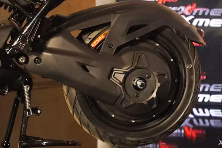 Xmen Neo được nâng cấp nhiều chi tiết, bao gồm vành 12 inch đi kèm lốp không xăm, phuộc giảm xóc cao cấp, toàn thân xe đạt tiêu chuẩn chống nước IPX6, và đặc biệt là hệ thống phanh đĩa đối xứng cho cả trước và sau. Hệ thống phanh mới được cải thiện độ tản nhiệt nhanh, giảm mài mòn má phanh và sử dụng dầu bơm phanh đạt tiêu chuẩn Mỹ.