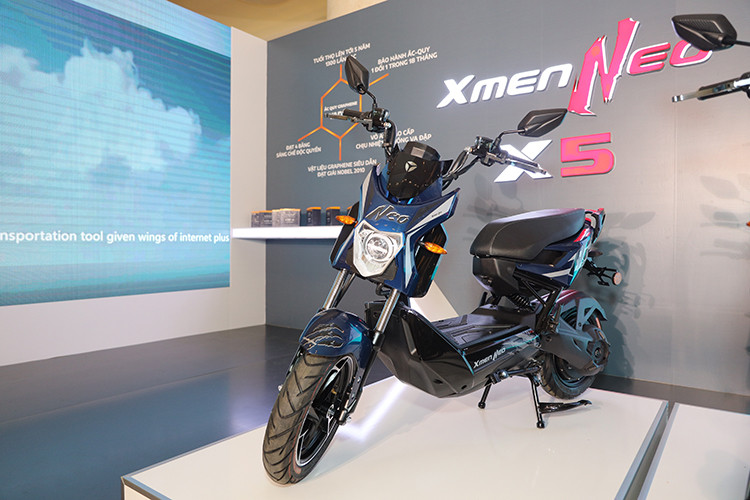 Yadea Xmen Neo 2020 mới được thiết kế với những đường cắt xẻ táo bạo ở đầu xe và thân xe, toát lên vẻ thể thao, bụi bặm, mạnh mẽ. Chi tiết chữ X bo góc cạnh ở yếm trước cùng chóa đèn pha LED to bản, kết hợp với chữ X dập nổi ở phần yên xe tạo nên nét độc đáo riêng biệt, tăng độ nhận diện cho xe.