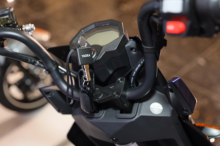 Màn hình LCD của Xmen Neo có độ nét cao, hiển thị đầy đủ thông số tình trạng xe như: vận tốc, tình trạng pin, tổng số quãng đường di chuyển, giúp người lái dễ dàng quan sát và nắm bắt các thông tin.