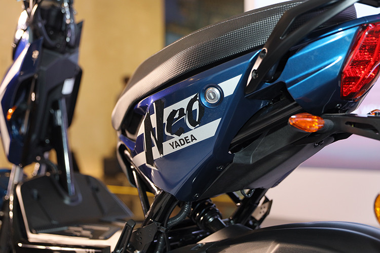 Ngoài ra, ắc quy trên mẫu xe điện này còn được sử dụng vỏ nhựa ABS cao cấp có khả năng chịu nhiệt, chịu va đập tốt, mang đến độ bền cao, loại bỏ các hiện tượng bị rò rỉ acid chì hay phồng rộp, nứt gãy vỏ như các mẫu ắc quy phổ thông trên thị trường.