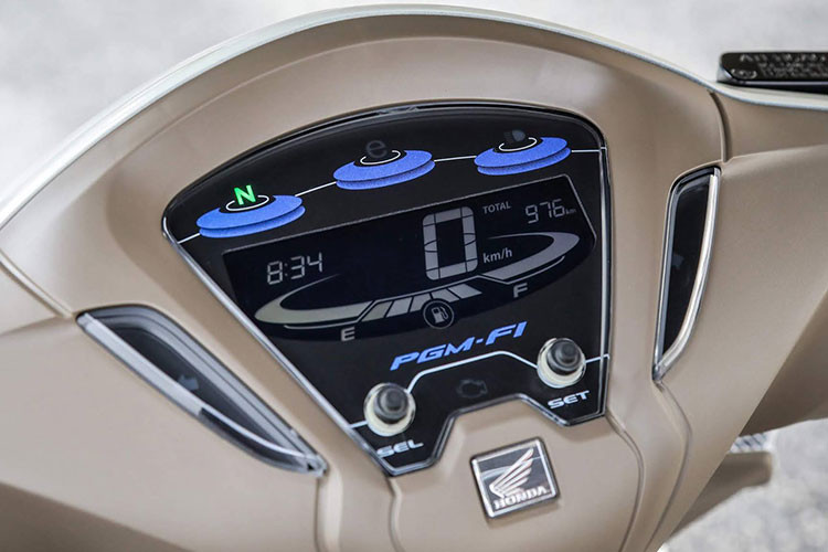 Dàn thân vỏ trên xe được vuốt những đường cong mềm mại và phối cặp màu nâu và nâu sữa tạo ra vẻ sang trọng hơn cho chiếc xe số. Thế nhưng, đi vào chi tiết thì Honda Biz 2021 lại sở hữu khá nhiều chi tiết giống với mẫu xe tay ga bán chạy nhất Việt Nam Honda Vision.