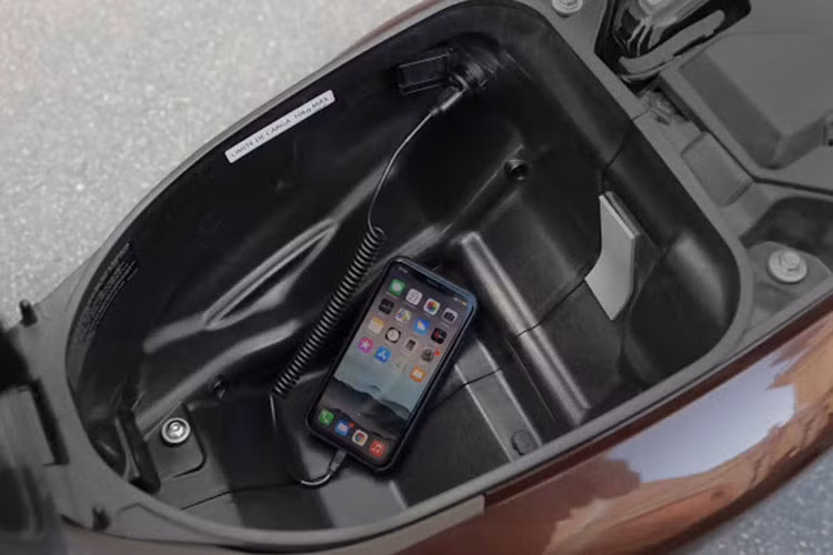 Những chi tiết đó bao gồm cụm đèn hậu xi-nhan, đèn pha trước đều có thiết kế tương tự cho vẻ đẹp gọn gàng nhưng vẫn đầy đủ công năng. Thế nhưng, bộ đèn này lại vẫn được trang bị bóng đèn Halogen mang ánh sáng vàng cũ kĩ.