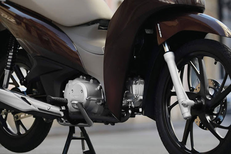 Phiên bản Honda Biz 110i trang bị động cơ xi-lanh đơn, 4 thì, làm mát bằng không khí, dung tích 109,1cc, cho công suất tối đa 8,33 mã lực tại 7.250 vòng/phút.