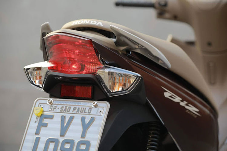 Ngoài ra, trang bị trên xe còn có như màn hình LCD hiện đại, cổng sạc USB cho các thiết bị di động, phanh trước sau dạng đĩa và thắng đùm có CBS...