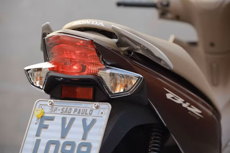 Ngoài ra, trang bị trên xe còn có như màn hình LCD hiện đại, cổng sạc USB cho các thiết bị di động, phanh trước sau dạng đĩa và thắng đùm có CBS...