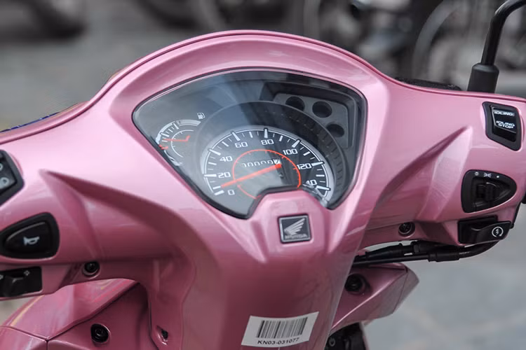 Cụm đồng hồ đơn giản thiết kế dạng kim cổ điển, nhưng đa tiện ích với việc hiển thị đầy đủ các thông số của xe... Mặc dù là mẫu xe tay ga giá rẻ, nó vẫn được Honda trang bị nhiều tiện ích hướng tới sự thoải mái và đáp ứng tối đa nhu cầu sử dụng. Điểm nổi bật nhất trên mẫu xe này chính là hệ thống tự ngắt khi dừng Idlingstop.