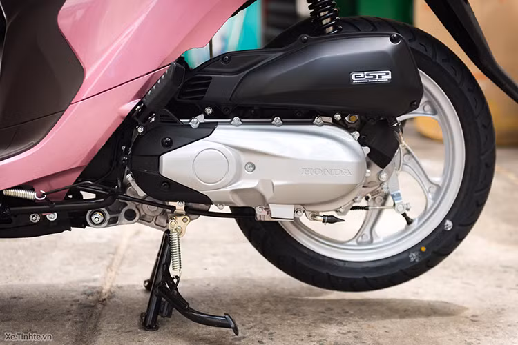 Mẫu xe Honda Vision qua các thế hệ vẫn duy trì điểm mạnh về công nghệ, đó chính là việc áp dụng động cơ thông minh thế hệ mới eSP – có dung tích xy lanh dung tích 108,3 cc, làm mát bằng không khí, phun xăng điện tử PGM-Fi. Động cơ này còn tích hợp bộ đề ACG sản sinh công suất tối đa 8,85 mã lực, mô-men xoắn cực đại 9,23 Nm.