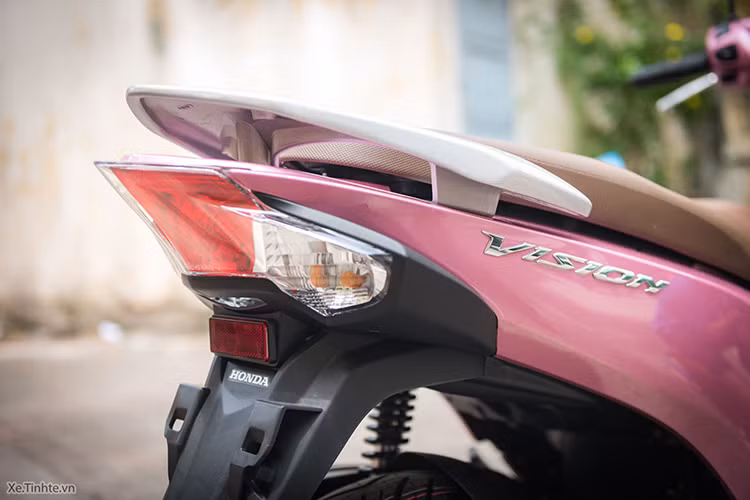 Trên mẫu xe tay ga cỡ nhỏ này, độ cao yên xe cũng giảm xuống khoảng 10mm so với nhiều mẫu xe hiện nay, mang lại tư thế thoải mái khi dừng xe hoặc lái xe. hiết kế phía sau ấn tượng với cụm đèn sau và đèn xi-nhan được thiết kế liền khối, nổi bật, mang lại cảm giác mạnh mẽ và chắc chắn.