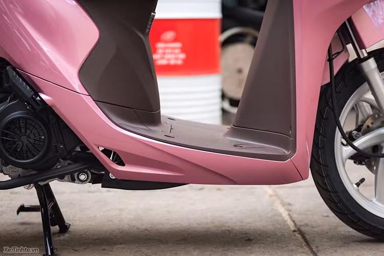 Ổ khóa hiện đại 4 trong 1 gồm khóa điện, khóa từ, khóa cổ và khóa yên dễ sử dụng và chống rỉ sét hiệu quả. Việc mở yên trở nên tiện lợi hơn bao giờ hết khi công tắc mở được tích hợp ngay bên cạnh ổ khóa chính cùng hộc đựng đồ. Khu vực để chân cho người lái thiết kế vừa tầm, đủ dùng.