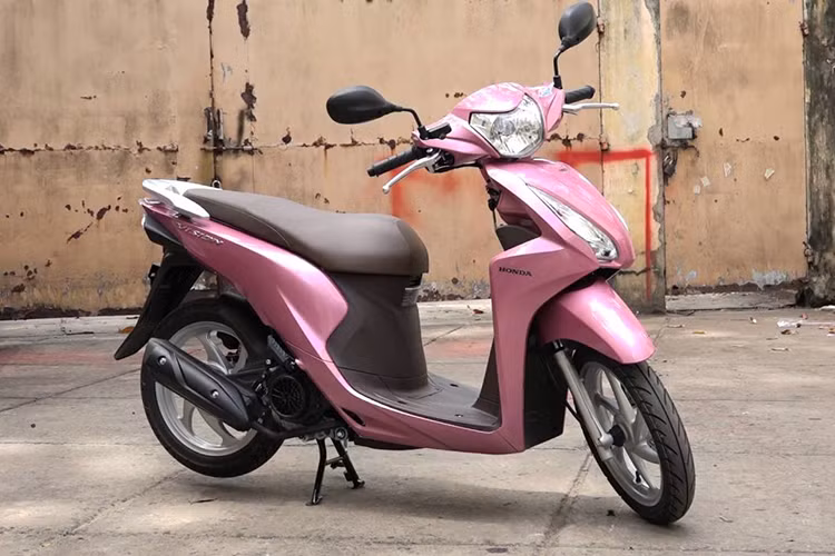 Theo Honda Việt Nam (HVN), tổng thị trường Việt năm tài chính 2017 đạt gần 3,14 triệu xe, tăng 8% so với kỳ trước. Lượng xe máy Honda tiêu thụ trong năm tài khoá 2017 (tính từ tháng 4/2016 đến hết tháng 3/2017) đạt doanh số kỷ lục với 2,17 triệu xe, tăng gần 7% so với năm tài chính 2016. Đặc biệt, mẫu xe ga Honda Vision đạt doanh số "khủng".