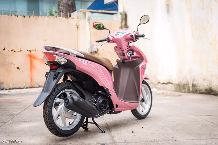 Cụ thể, mẫu xe máy tay ga Honda Vision được xem là sản phẩm thành công nhất của Honda tại Việt Nam với số lượng tiêu thụ trung bình đạt 37.500 xe/tháng, dẫn đầu doanh số bán trong thị phần xe tay ga. Đây là một con số đáng mơ ước của các sản phẩm xe gắn máy trên thị trường.