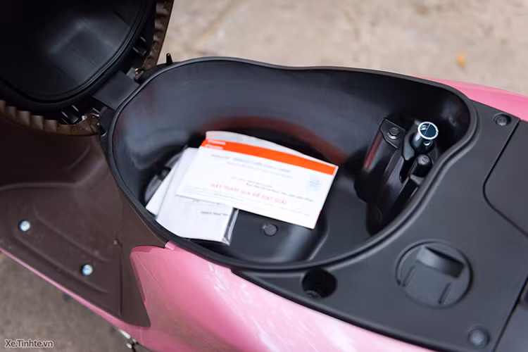 Không gian chứa đồ dưới yên xe thiết kế rộng rãi, có thể chứa được 01 mũ bảo hiểm cả đầu (hoặc 02 mũ nửa đầu) và nhiều vật dụng cá nhân khác. Ngoài ra, hệ thống phanh kết hợp với phanh đĩa trước và đùm sau giúp người sử dụng điều khiển phanh dễ dàng và an toàn hơn.