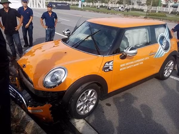 Ha Noi: Lai thu xe sang, khach dam bep dau Mini Cooper