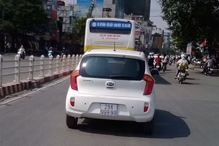 Ngoài ra, nếu là một người đam mê xe cộ - bạn sẽ nhớ đến chiếc xe Kia Morning màu trắng mang biển số "ngũ quý 9" khác từng lăn bánh và gây xôn xao tại Hà Nội vào năm 2013. Thậm chí, chủ nhân chiếc xe này còn rao bán cả bộ “ngũ 9” gồm thêm xe máy và sim điện thoại.