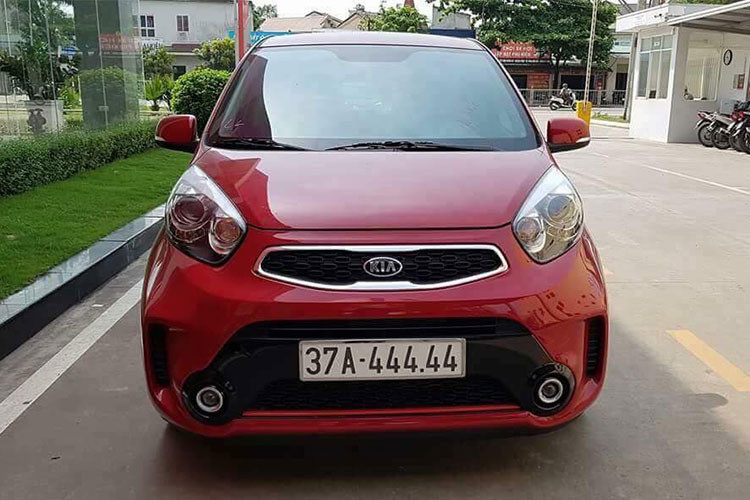 Hình ảnh về chiếc xe Kia Morning biển khủng mới đây đã xuất hiện trên mạng xã hội đã khiên những người chơi xe không khỏi "phát thèm". Người đăng tải hình ảnh lên nhóm OtoFun Nghệ An cho biết đây là biển số bấm ngẫu nhiên. Một nhân viên bán hàng của Kia - THACO chi nhánh Vinh, Nghệ An cũng xác nhận thông tin này.