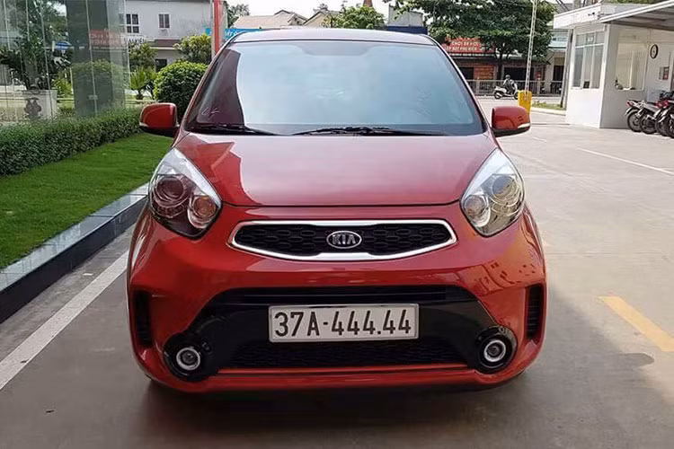 Hình ảnh về chiếc xe Kia Morning biển khủng mới đây đã xuất hiện trên mạng xã hội đã khiên những người chơi xe không khỏi "phát thèm". Người đăng tải hình ảnh lên nhóm OtoFun Nghệ An cho biết đây là biển số bấm ngẫu nhiên. Một nhân viên bán hàng của Kia - THACO chi nhánh Vinh, Nghệ An cũng xác nhận thông tin này.