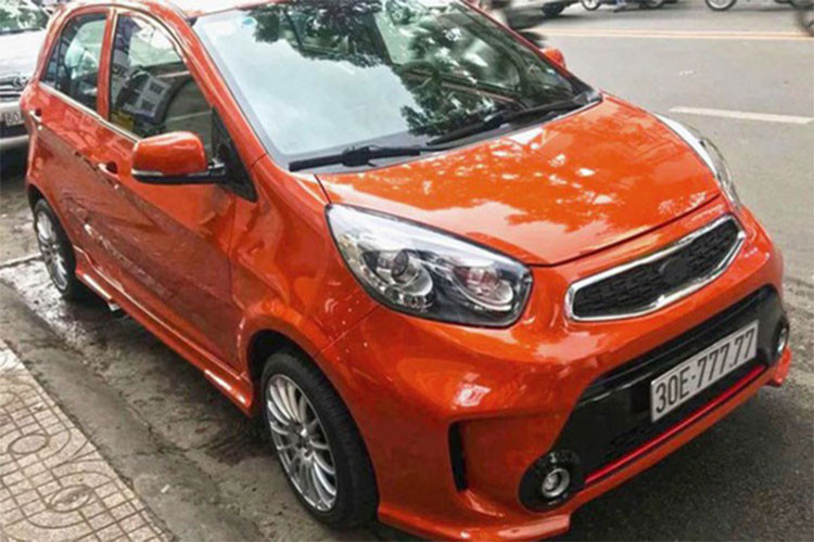 Nếu như Nghệ An có chiếc Kia Morning biển khủng "ngũ quý 4" thì ở Hà Nội còn có một chiếc mang biển số "ngũ quý 7". Với việc sở hữu biển số siêu đẹp và độc đáo như thế này, chủ nhân của chiếc xe giá rẻ Kia Morning cũng đã quyết định độ lại xe để xứng tầm với biển số siêu đẹp.