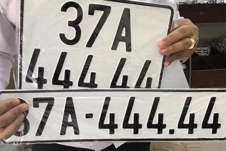 Không giống những biển số khác, có nhiều ý kiến trái chiều về chiếc xe Kia Morning biển ngũ quý 4. Người thì cho rằng đó là một biển số đẹp và chủ nhân thật may mắn khi bấm được biển số có cả 5 số đuôi liền mạch và đẹp như vậy.