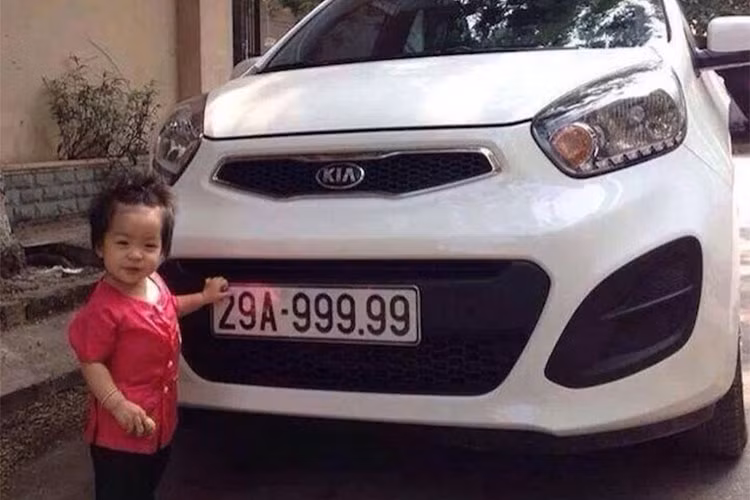 Chiếc này được “tìm thấy” đăng ký xe chính chủ của một người ở Thanh Trì, Hà Nội. Cụ thể canh chàng này đã rao bán toàn bộ bao gồm; ôtô Kia Morning, Honda Sh, và SIM Mobifone có đuôi ngũ 9. Giá cả bộ được phát giá là 3 tỷ 900 triệu đồng, gấp 8 lần giá trị gốc của chúng.