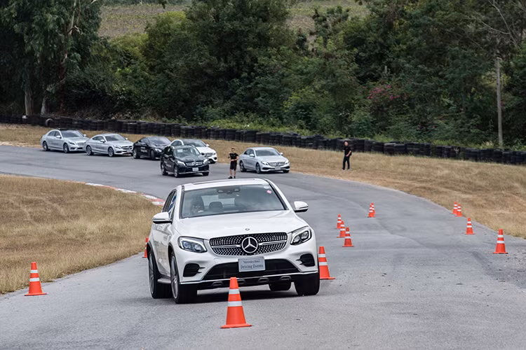 Mercedes-Benz vừa tổ chức chương trình trải nghiệm sản phẩm Mercedes-Benz Driving Experience 2017 (MBDE) tại đường đua Bira, Thái Lan dành cho giới truyền thông. Sự kiện mang đến những trải nghiệm chân thực của nhóm sản phẩm chiến lược thứ 3 của hãng.