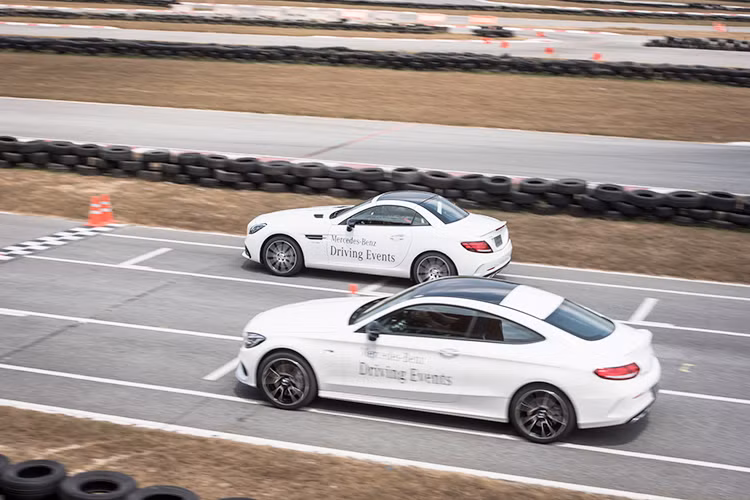 Sự đa dạng về dòng xe cũng như các động cơ từng dòng sản phẩm khác nhau cũng sẽ giúp người lái có thể cảm nhận sự khác biệt về khả năng vận hành ở các cấu hình, qua đó hiểu rõ hơn về định vị và ưu, nhược điểm riêng biệt của mỗi dòng sản phẩm của thương hiệu Mercedes.