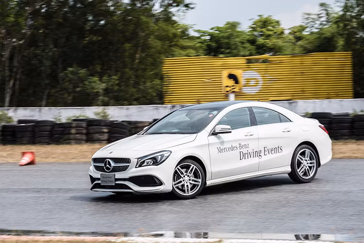 Tiếp đến, giới truyền thông tiếp tục được các chuyên gia Mercedes rèn luyện kỹ năng kiểm soát thân xe và trả lái với vỏ xe siêu trượt. Bài tập cũng cho thấy độ cân bằng của chassis và hiệu quả can thiệp khi tắt và mở ESP. Trong bài tập này, các tay lái tỏ ra khá thú vị và có phần "hốt hoảng" khi lần đầu tiên được trải nghiệm chiếc xe khi tắt chế độ ESP.