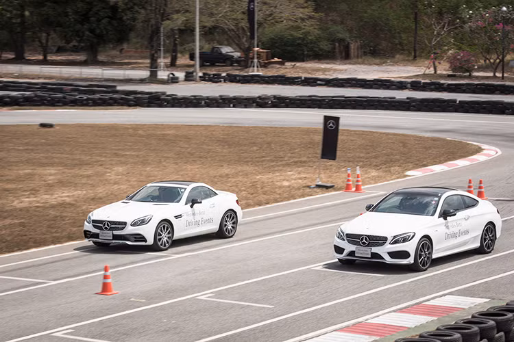 Tại MBDE 2017, các tay lái đã được các HLV của Mercedes-Benz rèn luyện kỹ năng vào cua đúng thời điểm, cảm nhận quán tính của xe và tuân theo vạch đường lý tưởng trong thể thao tốc độ. Bài tập này cũng cho thấy sự hiệu quả của hệ thống cân bằng điện tử (ESP) và hệ dẫn động 4MATIC khi chiếc xe chuyển hướng ở tốc độ cao.