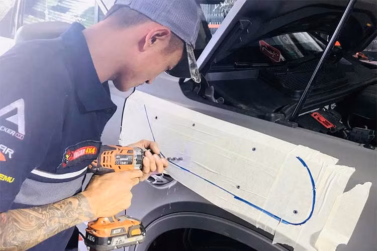 Để độ ống thở, người thợ khoan một lỗ lớn để nối với cổ hút và những điểm bắt vít. Trên đầu ống thở có bộ phận gọi là "bẫy nước" để khi trời mưa hoặc rửa xe, nước không vào được bên trong.