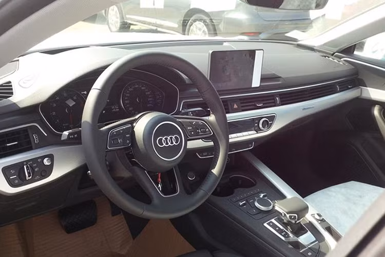 Bảng táp-lô của A5 Sportback cũng có thiết kế không đổi so với A4, với các tùy chọn như đèn chiếu sáng thông minh và bảng đồng hồ kỹ thuật số Virtual Cockpi với màn hình hiển thị đa thông tin 12,3 inch. Hệ thống thông tin giải trí sử dụng một màn hình 8,3 inch trên bảng táp-lô, điều khiển bằng touchpad hay núm xoay trên bệ trung tâm.