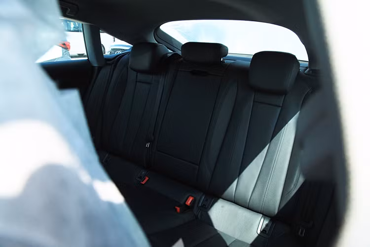 Nhờ có trục cơ sở dài 2824 mm thay vì chỉ 2764 mm như Audi A5 coupe, A5 Sportback có hàng ghế sau rộng rãi hơn. Nếu so với thế hệ trước, hành khách phía sau có khoang để chân rộng hơn 24 mm và toàn bộ chiều dài cabin tăng thêm 17 mm. Thể tích khoang hành lý của xe là 480 lít - lớn nhất trong phân khúc.