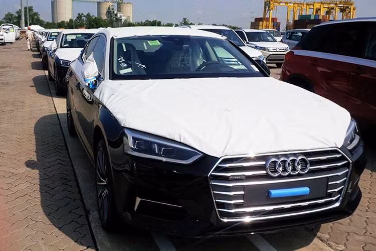 Dàn xe sang Audi A5 Sportback mới chính hãng đã chính thức cập cảng TP HCM. Được biết, đây là phiên bản A5 Sportback được sản xuất giới hạn dành riêng phục vụ cho sự kiện APEC 2017 diễn ra tại Việt Nam trong thời gian tới cùng với các mẫu xe như; Audi A4 2.0 TFSI, A6 1.8 TFSI, Q7 2.0 TFSI quattro và Q5 2.0 TFSI quattro.