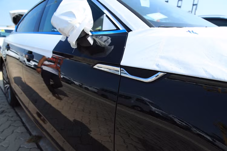 Nhìn thoáng qua, có vẻ "phom" của mẫu xe A5 Sportback phiên bản mới này không khác gì phiên bản cũ khi nhìn từ hai bên thân xe. Tuy nhiên trên thực tế, Audi đã dập đường nổi chạy dưới thân đậm hơn và gắn cho chiếc xe một thanh nẹp trang trí nhỏ ở vị trí tiếp giáp giữa cửa sau với vè trước.