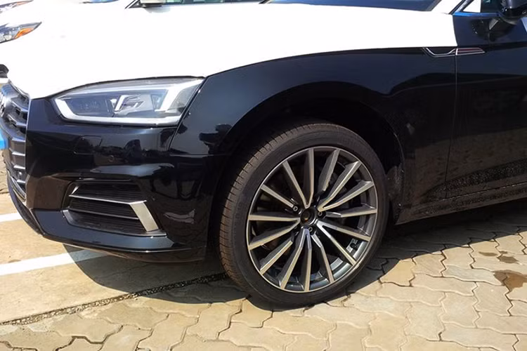 Phần đuôi của A5 Sportback có thiết kế gần như coupe 2 cửa A5 đã ra mắt trước với cặp đèn LED thiết kế mảnh dẻ. Phần dưới cản sau của xe chỉ có một chút khác biệt so với A5. Tất cả các mẫu xe Audi phiên bản giới hạn phục vụ APEC đều có màu đen đi cùng gói ngoại thất S-line...