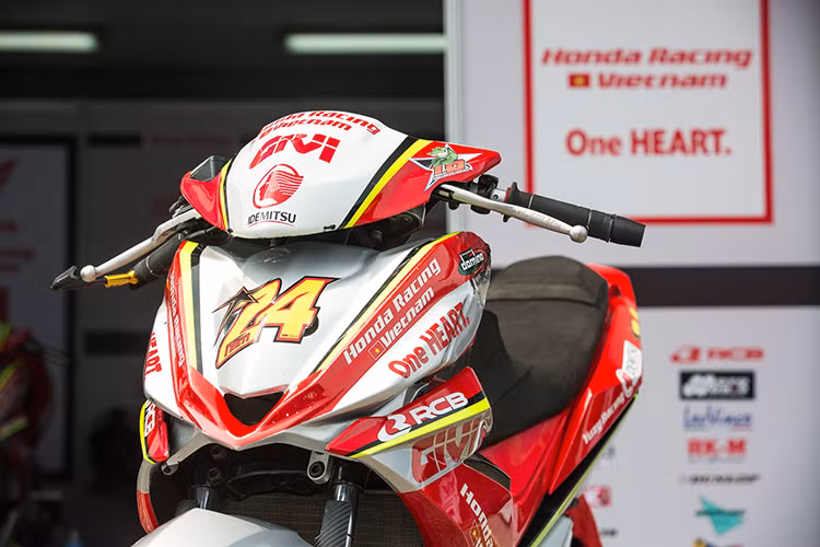 Trên chiếc xe Honda Winner bản đua này, phần “dàn áo” của xe đã được tháo bỏ những bộ phận không cần thiết như bộ gác chân, đèn chiếu sáng, đồng hồ… nhằm giảm nhiều trọng lượng nhất có thể. Winner 150 phiên bản đua có trọng lượng chỉ 100 kg, nhẹ hơn 22 kg so với bản gốc.