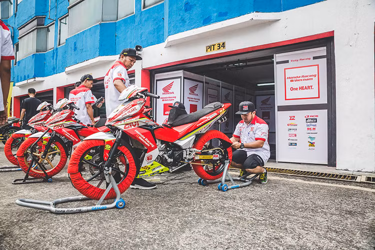 Pít-tông của mẫu xe này cũng dùng loại nén để tăng tỷ số nén của xe, đường kính và hành trình giữ nguyên (57,3 x 57,8 mm). Để có thể chịu được sức mạnh của pít-tông mới này, lò xo suppap thay bằng loại mới cứng hơn. Mâm đánh lửa được cạo nhẹ để phù hợp với các thay đổi.