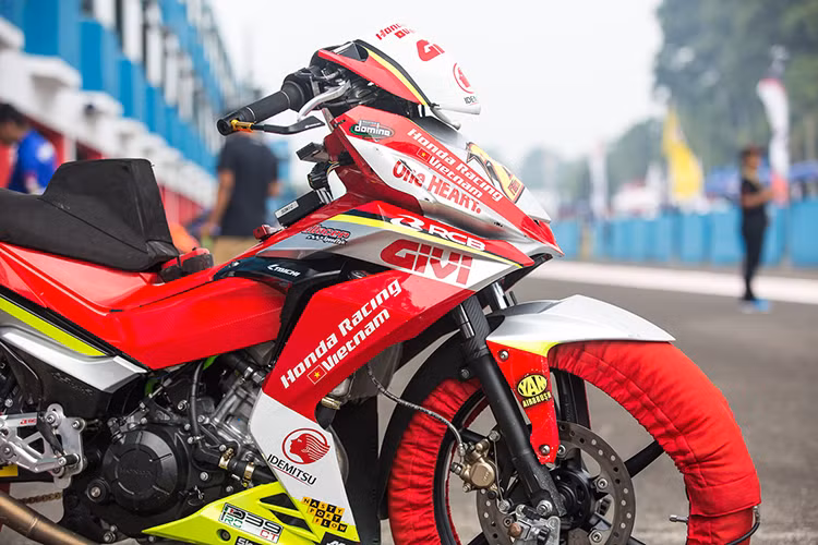 Ngoài những phần bị gỡ bỏ trên xe, phiên bản Honda Winner 150 đua cũng thay thế một số bộ phận bên ngoài khác. Gắp sau của xe sử dụng loại ngắn hơn so với bản gốc khoảng 5 cm. Chiều cao tay lái hạ xuống thấp, lốp trước giữ nguyên nhưng lốp sau sử dụng loại lốp nhỏ hơn (100/70 so với 120/70 của bản gốc), giúp giảm ma sát của xe với mặt đường.