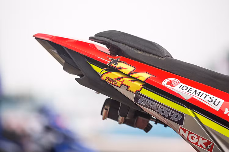 Mẫu xe Honda Winner phiên bản đua sẽ dùng phuộc sau TRAXX-D chuyên dụng. Trong khi đó, phuộc trước được tinh chỉnh lại để cứng hơn so với bản gốc. Hệ thống phanh của Winner 150 vẫn giữ lại trên phiên bản đua này. Tuy nhiên, tay phanh trước là loại nhẹ hơn kèm chắn bảo vệ để khi ngả xe ôm cua tránh bị chạm vào phanh.