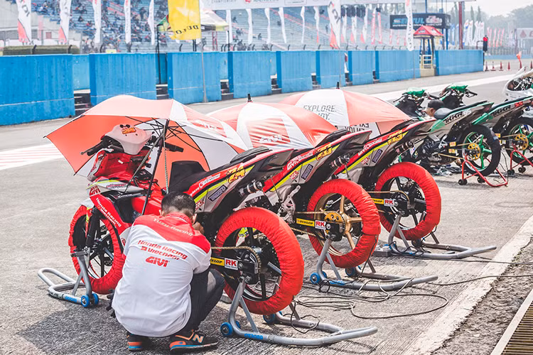 Hệ thống giá để chân đổi hoàn toàn bằng chất liệu nhôm siêu cứng và lắp lùi về phía sau. Chân phanh sau cân lại phù hợp với vị trí để chân mới. Tuy nhiên động cơ mới chính là phần tinh túy nhất của chiếc xe và cũng là điểm làm nên niềm tự hào giữa các đội đua.