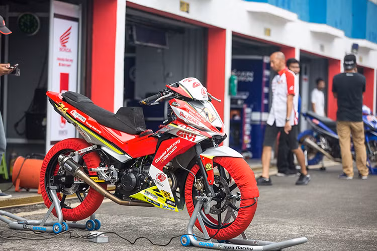 Mẫu xe máy Honda Winner 150 tham dự nội dung UB150 của đội đua Yuzy Honda Racing Vietnam được các kỹ sư của Honda Việt Nam và chuyên gia Malaysia điều chỉnh dựa trên nguyên mẫu thương mại đang được phân phối chính hãng và bán ra tại thị trường xe máy Việt.