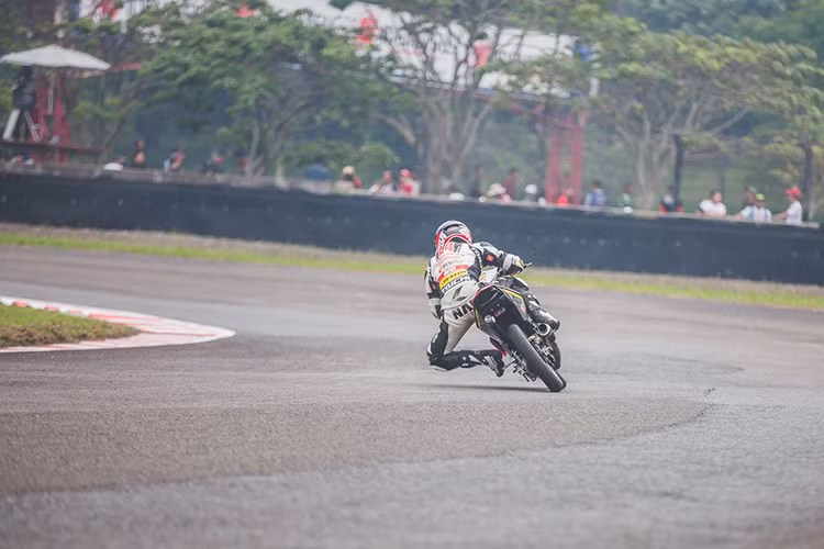 Honda Winner 150 phiên bản đua sử dụng sên RK, nhông xích size 415 do hãng RK sản xuất. Phần cần số kèm theo hệ thống Quick Switch, giúp lên số nhanh mà không cần bóp côn. Những điều chỉnh về động cơ giúp xe đạt thông số ấn tượng: tỷ số nén 12,5:1 (so với 11,3:1 của bản gốc), công suất 26 mã lực (so với 15,6 mã lực của bản gốc).