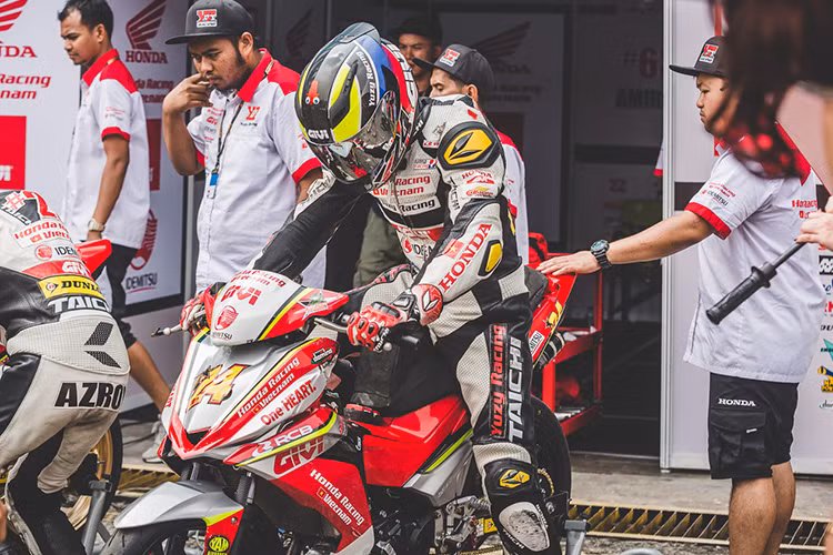 Được biết, các kỹ sư trong đội Honda Racing Vietnam của Honda Việt Nam đã bỏ đi hệ thống làm mát nguyên bản của Winner 150, lắp vào hệ thống làm mát sử dụng bơm điện lấy từ ôtô Mercedes, két nước làm mát đem của Honda CBR 250 sang. Bộ phận xả thì sử dụng pô xe của LeoVince, nhằm tăng hiệu suất động cơ. 