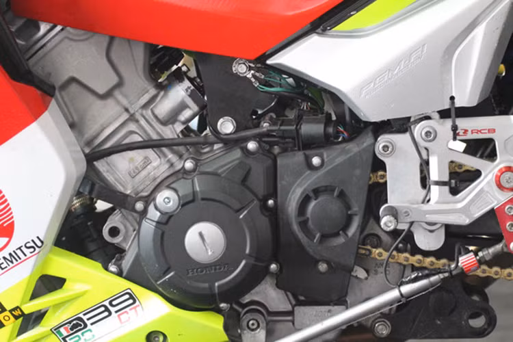 Vì là chiếc xe “chinh chiến” trên nhiều đấu trường khu vực, chính vì vậy các kỹ sư của Honda Việt Nam đã tinh chỉnh khối động cơ để Winner 150 mạnh hơn. Giữ nguyên dung tích xy-lanh 149,1 cm3, phiên bản này sử dụng cổ hút/xả lớn (30 mm), bơm nhiều nhiên liệu hơn và xả nhanh.