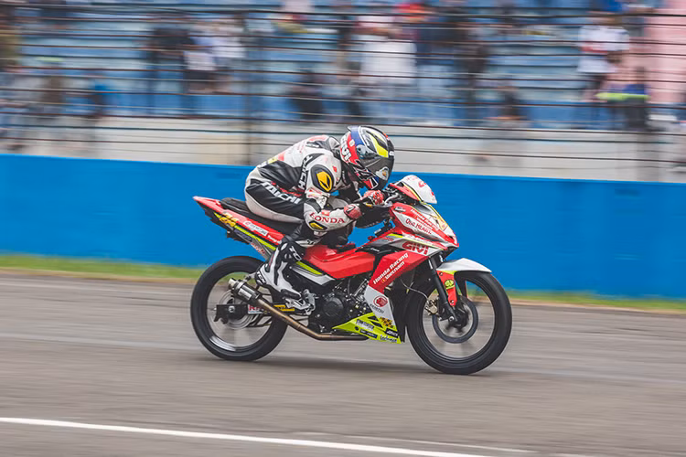 Bên cạnh đó, hệ thống tay lái cũng được làm lại, hạ thấp và được lắp thêm trợ lực, gắn hệ thống GPS và bấm giờ. Cảm biến oxy mới có độ chính xác cao hơn so với phiên bản gốc, hỗ trợ các kỹ sư nắm rõ về lượng khí thải ra sau mỗi chặng đua để có thể điều chỉnh tốt hơn.