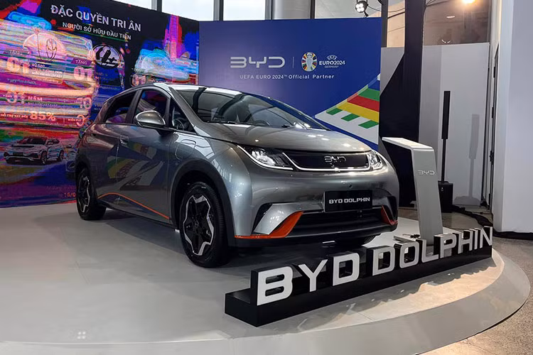 Tại sự kiện "Tuần lẽ BYD - Technology Green Future" đang diễn ra tại TP HCM, hãng xe Trung Quốc BYD đã trưng bày 3 mẫu xe điện sắp bán tại Việt Nam, bao gồm Seal, Dolphin và Atto 3. Trong đó BYD Dolphin 2024 mới được chú ý hơn cả bởi đây là mẫu xe có giá bán rẻ nhất, phù hợp với khả năng tài chính của tệp khách hàng trẻ.